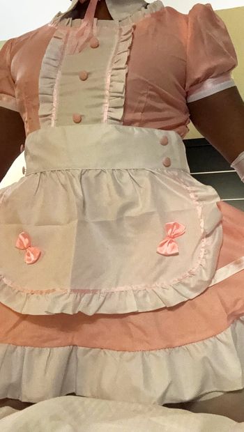 Una cameriera sissy carina si scalda per il suo primo video