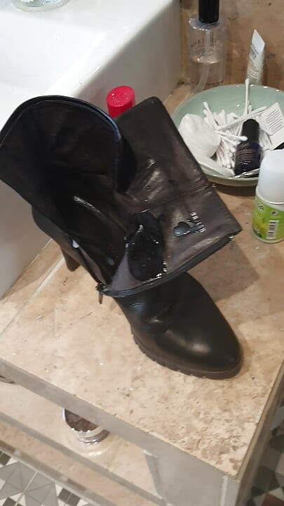 Injected into the foot-warm boots
