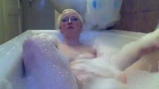 Blondes deutsches Amateurgirl fingert sich in der Badewanne