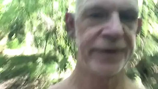 Halka açık bir parkta çıplak yürümek
