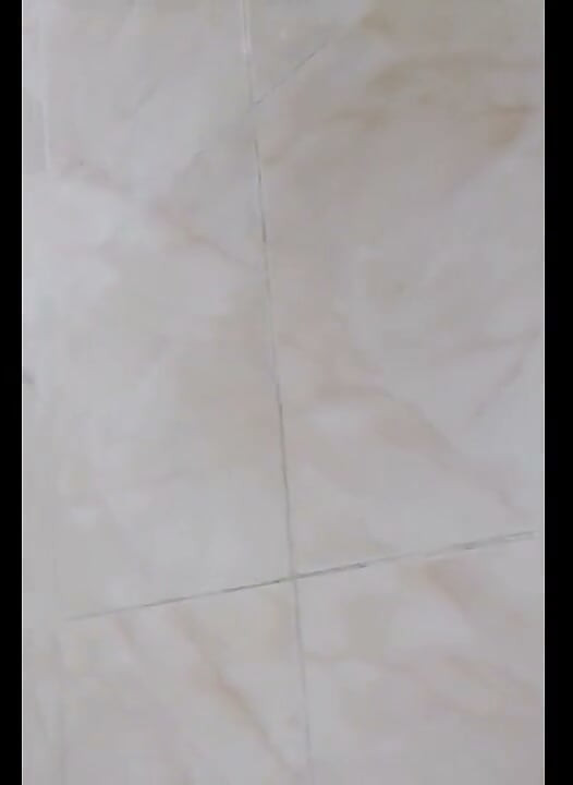 Mijando até agora e peidando em meias de joelho