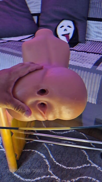 Maskovaný chlap šuká sexuální panenku