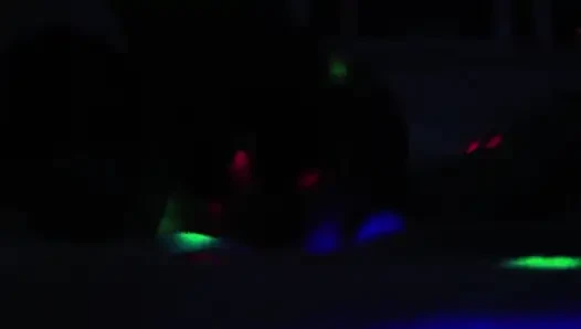 Pasangan romantis hampir hancur di ranjang dan kamera di pesta seks