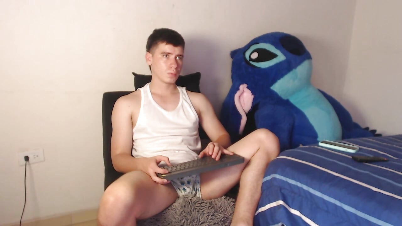 ビッグ・ラティーノが服越しにペニスに触れる