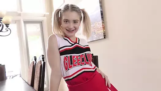 18-letnia cheerleaderka z aparatami ortodontycznymi uwielbia to