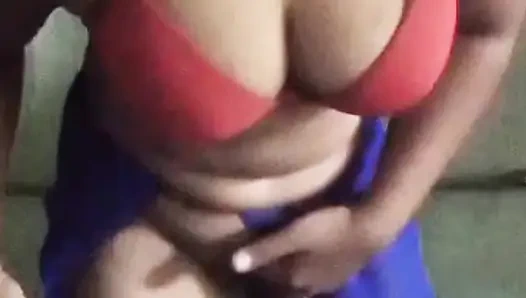 Aku menunjukkan pantat mudaku kepada pacarku dengan gaun seksi.