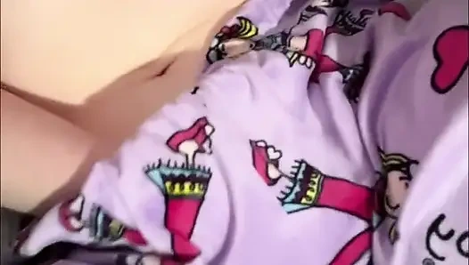 Gadis imut nggak bisa menahan kencingnya dan membanjiri celana dalamnya