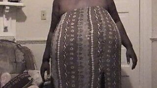 Doorhangende zwarte moeder is sexy