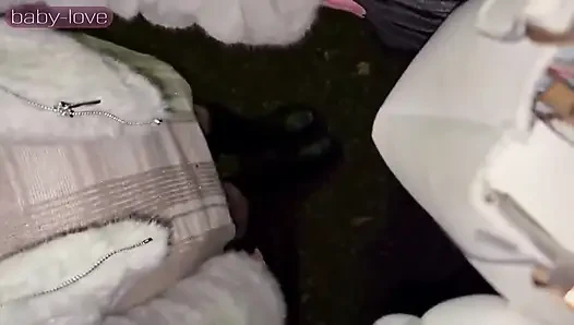Pertemuan gadis nakal ini di taman larut malam berujung dicrot di dalam di luar ruangan!