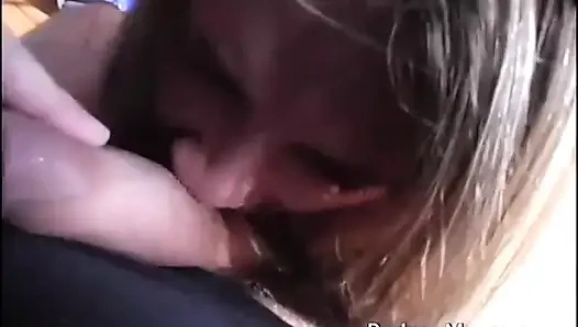 İri güzel kadın orta yaşlı seksi sürtük şaplaklanıyor ve götünü yalıyor