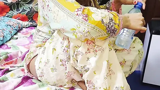 Adik tiri india dientot gaya doggy di ranjang sampai lubangnya menganga lebar sambil ngomong jorok