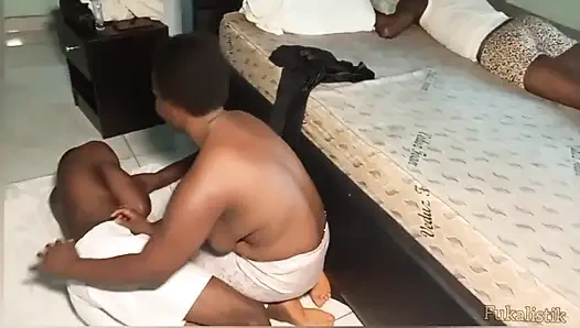 Ibu-ibu seksi asal nigeria ini jarang bange muasin pengunjung keluarganya di rumah