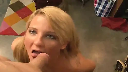 Кайли доминантно сосет член ее доминантного менеджера в макияже, кусает его головку и плохо обращение с его яйцами.