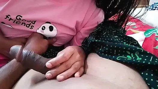 Hintli kız arkadaşının penisini ağzına sokuyor
