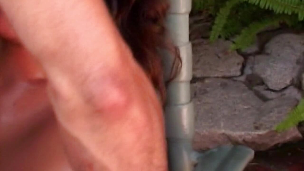 Leidenschaftlicher Outdoor-Sex im Garten
