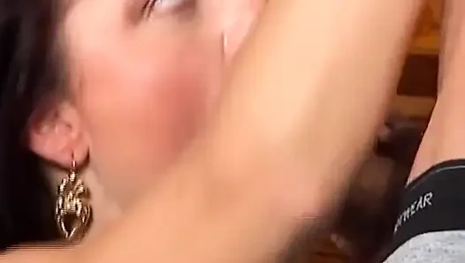 Almanya'dan anal sikilen hatun sıkı göt deliğinden sikiliyor