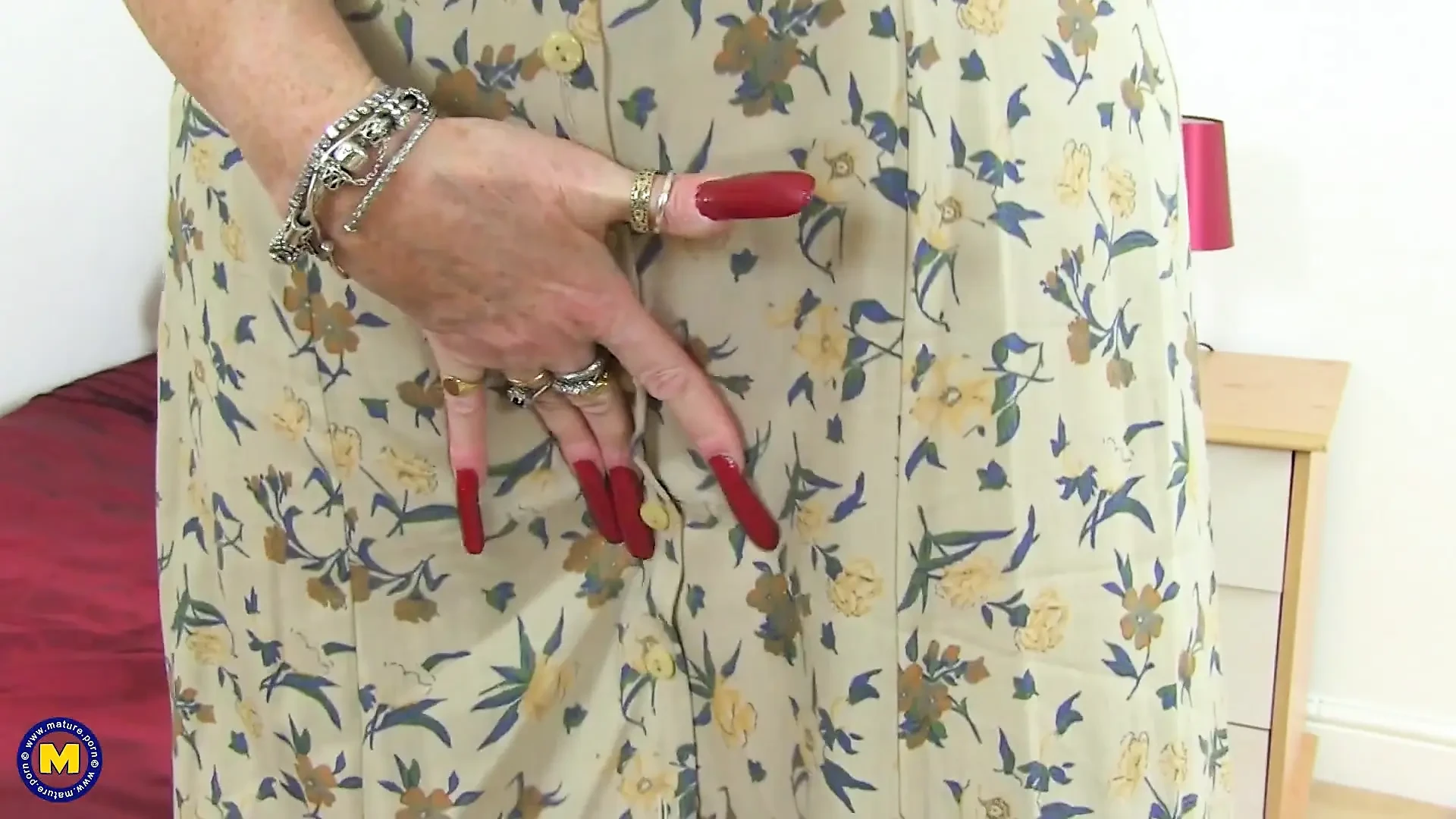 Bunica britanică excitată Zadi se masturbează cu noul ei vibrator