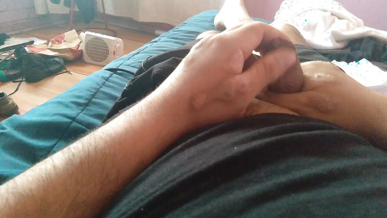 Привлекательный мужик жестко мастурбирует своим пенисом