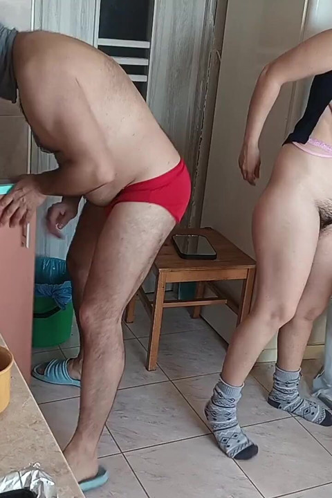 Çılgın Çift Mutfakta Eğleniyor.
