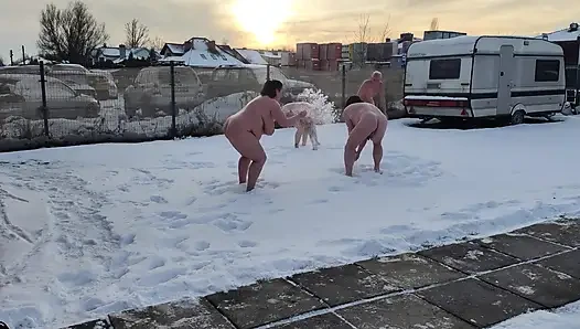 Swingerpaare. Zwei Paare Vergnügen Sich Nackt Im Schnee. Die Frauen Urinieren in Den Schnee, Die Männer Lecken Es Ab.
