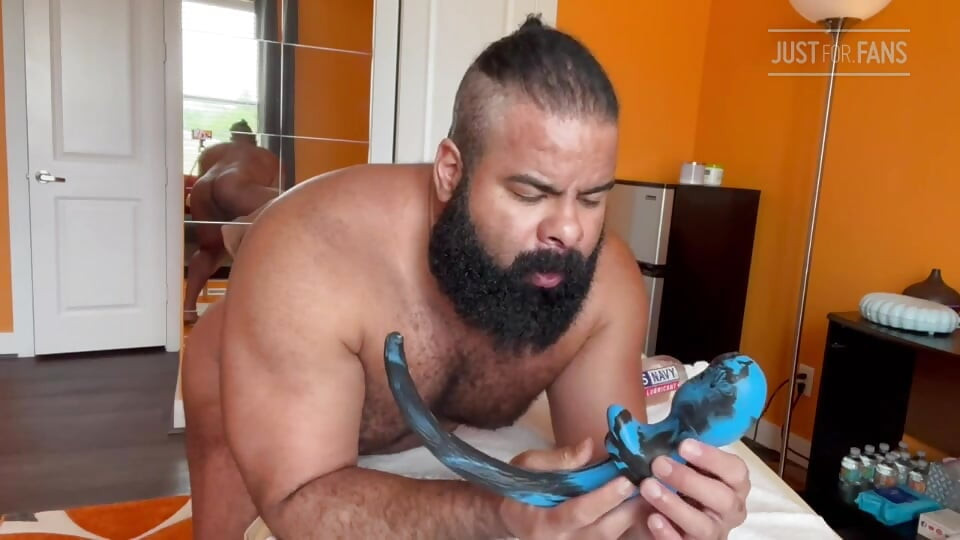Bear masturbate with buttplug