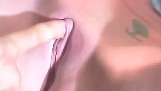 Sarışın hatun parmaklanıyor ve titreyerek orgazm oluyor