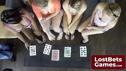 Der nackte Screw Your Neighbour spiel-verlierer wird der tisch