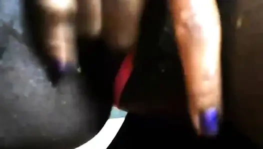 Yaramaz kız pizzanın üstüne işiyor