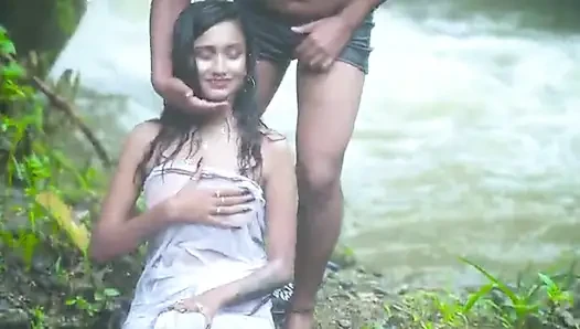 Desi girl ko nahate samye hi pakd ke jabbar dasti pela