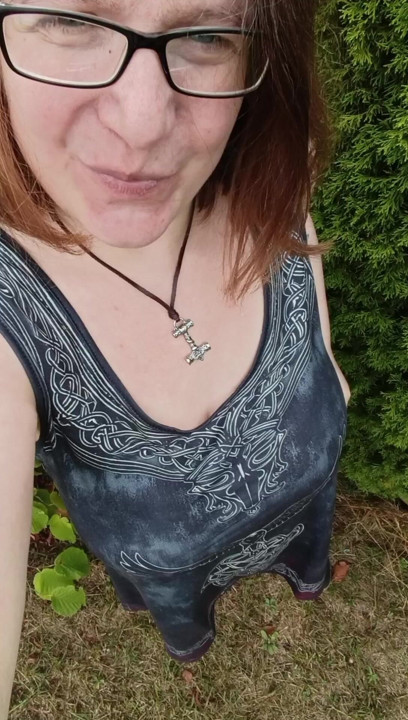 Señora de metal vikingo meando en público