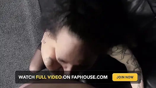 Orang aneh Jerman di sofa casting