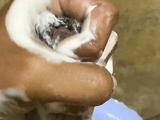 Ragazzo indiano sporco che fa la doccia e mostra il suo corpo e il suo cazzo enorme