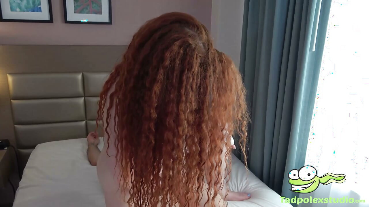 Deusa Ruiva Brina Scarlett Entrega os Buracos para Ser Dupla Penetrada