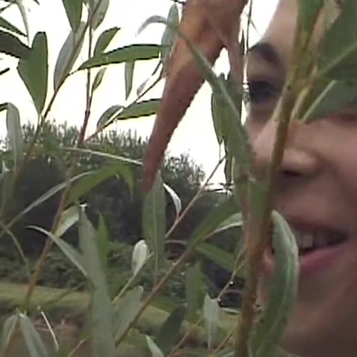 Madura morena pingando molhada em brincadeira hardcore ao ar livre