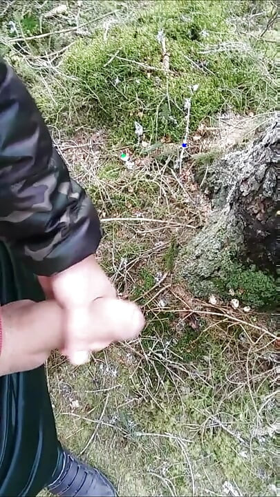 朋友在房子里时在户外激烈的快速撸管
