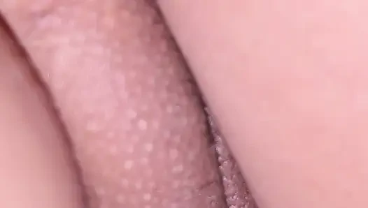 Aku lagi asik mainin memek adik tiriku