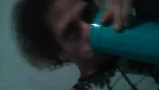 Açgözlü bir şekilde taze sidikimin altın fincanını tadılıyor