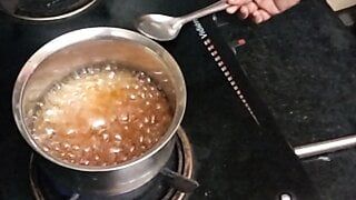 Video di preparazione del tè all'aglio senza vestito - parlare tamil caldo