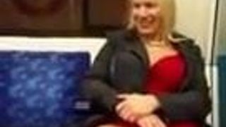 Milf toont haar poesje in de metro