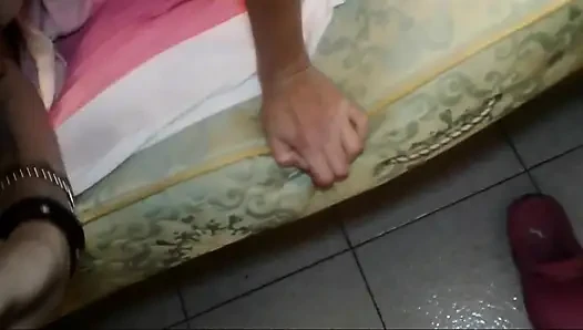 Genç erkek avcısı kaltak döllenmeyi seviyor...