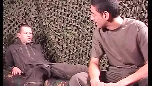 Heteroseksüel bir asker için ilk eşcinsel sikişi