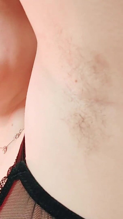 Moment émotionnel de « Aisselles poilues, femdom sexy, vidéo en POV - Arya Grander - clip taquinage et humiliation »
