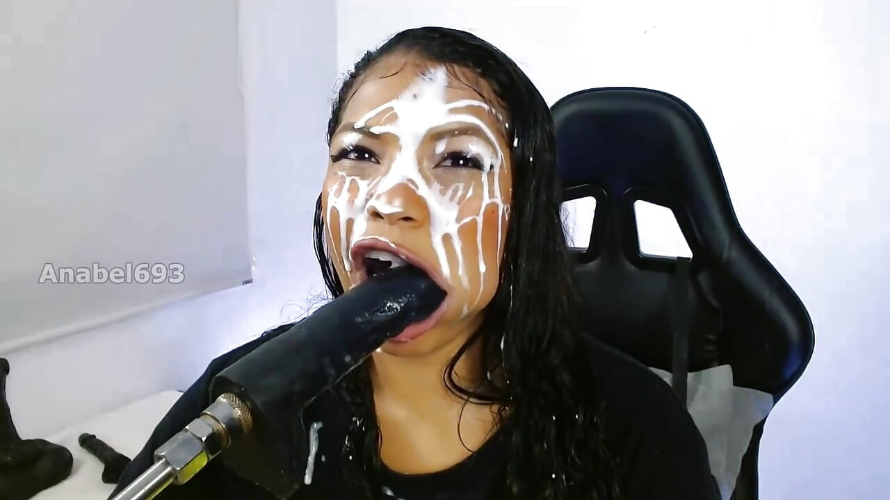 Głodna Ana wybucha spermą na swojej uroczej twarzy, gdy pieprzy się z maszyną do seksu