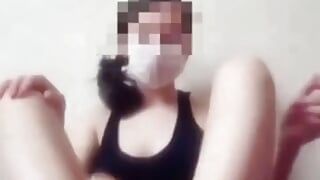 Mädchen masturbiert barfuß