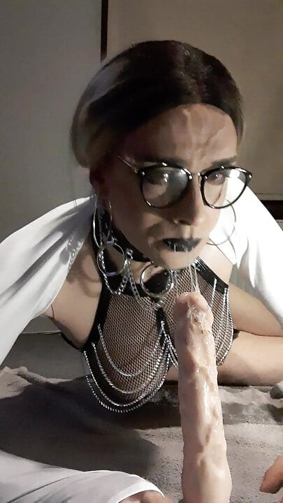 Deepthroat practice for gothic sissy