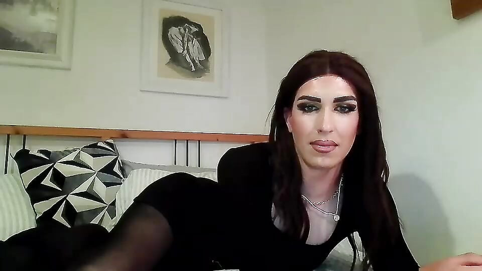 Crossdresser v punčochách a kalhotkách na kameru