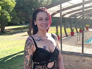 Vick, hermosa morena tatuada, folla a dos hombres ultra-sexys