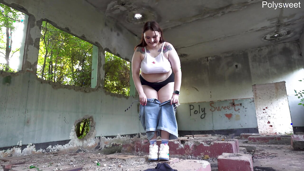 Menari di antara musnah dan melancap dengan alat penggetar bogel