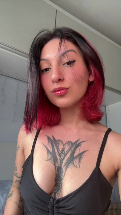 لاتينية لطيفة مع وشوم