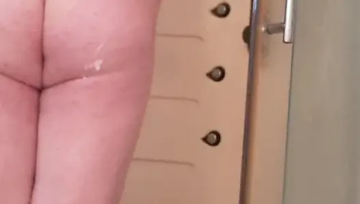 Anüsüme dildo koyuyorum, mastürbasyon yapıyorum ve iki kez boşalıyorum, ayrıca spermimi de yiyorum
